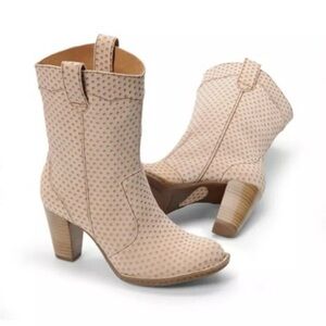 Born Women's Cream Ankle Boots